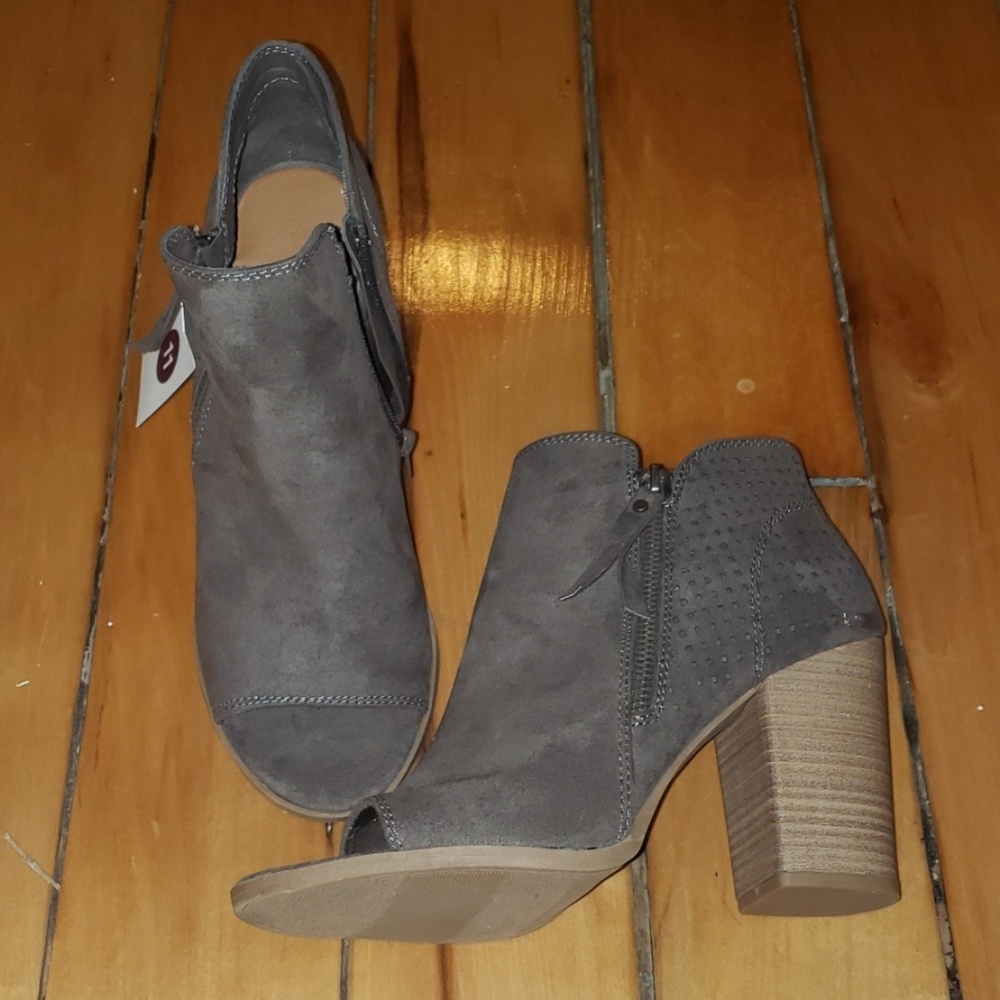 Universal thread booties